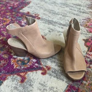 Naturalizer Balance perforated tan leather heels